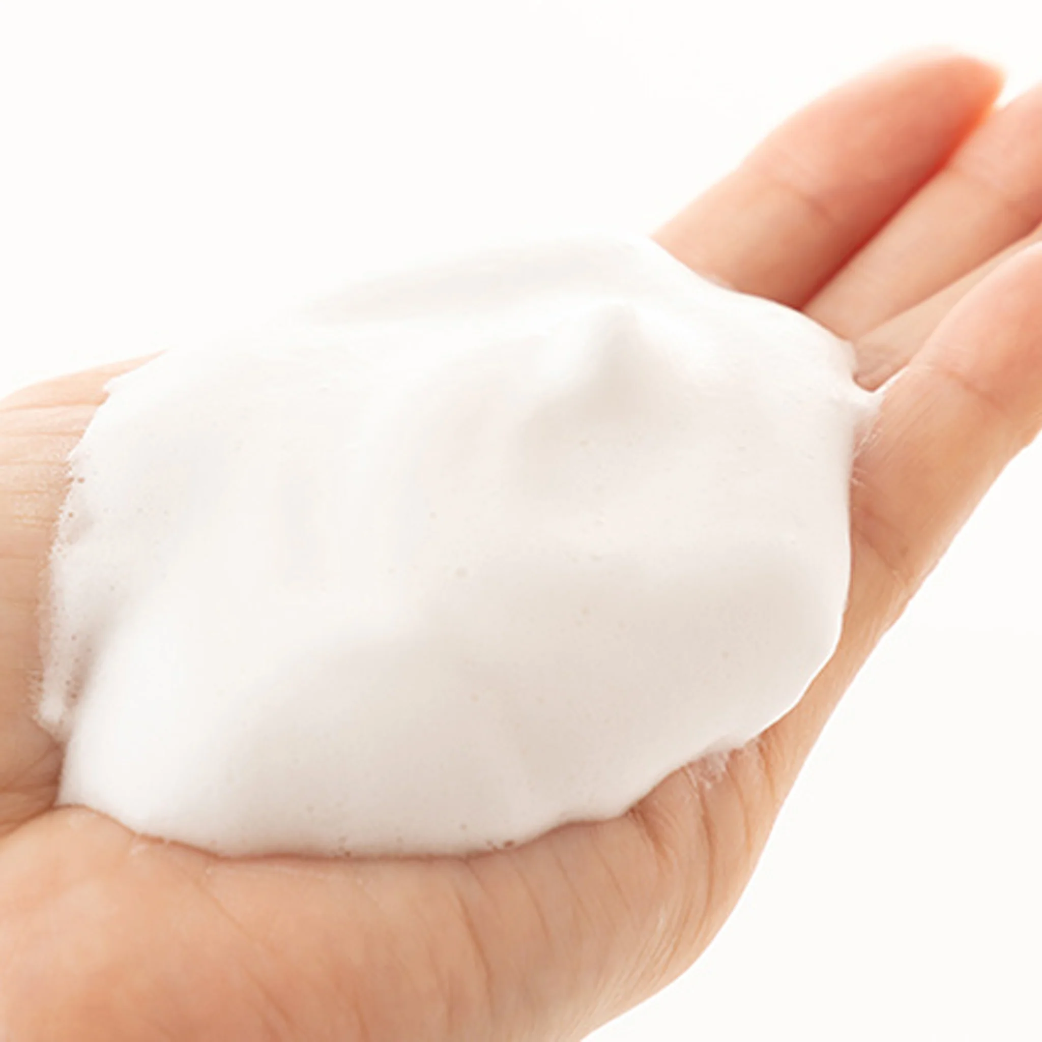 CPB Clé de Peau Beauté Softening Cleansing Foam Moist 140g - Image 3