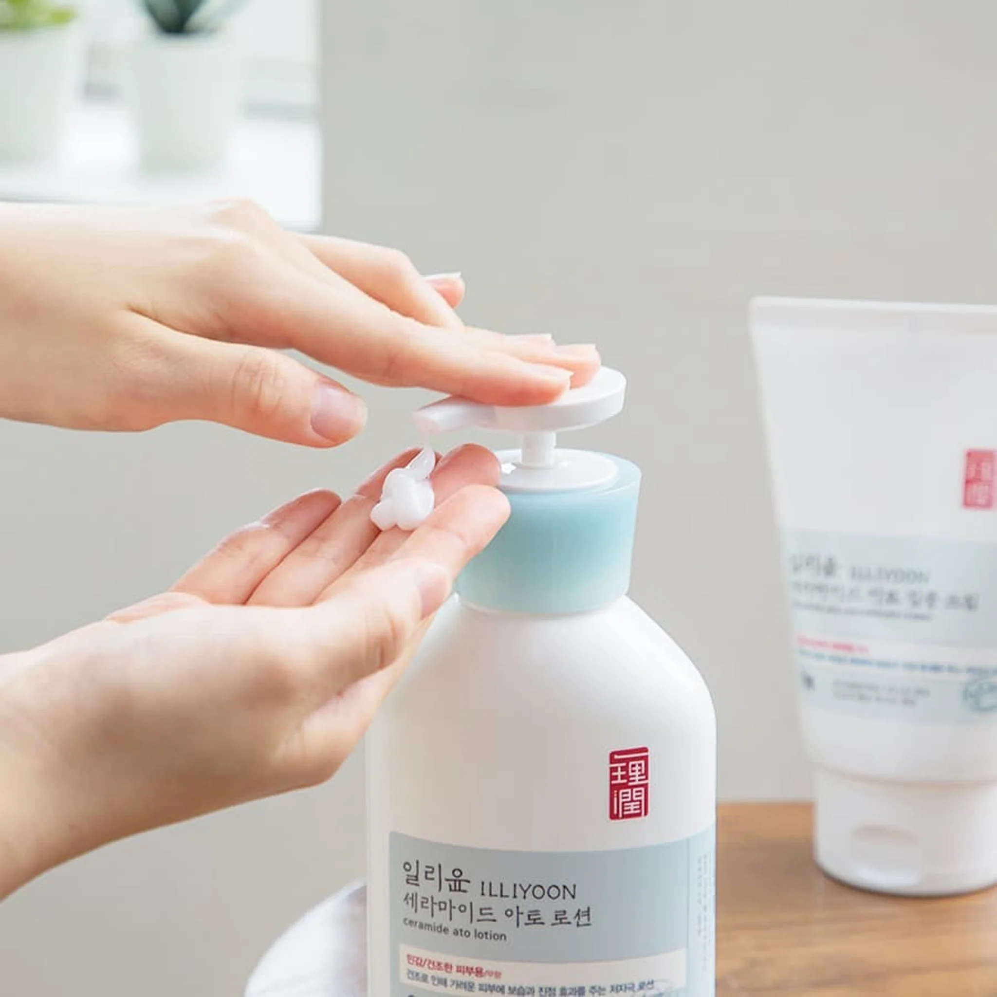 ILLIYOON Ceramide Ato Lotion 350ml - Image 3