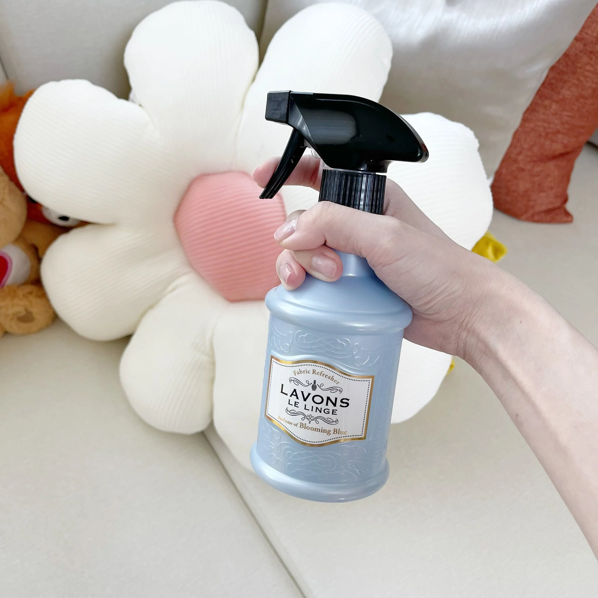 LAVONS Fabric Refresher 370ml - Image 3