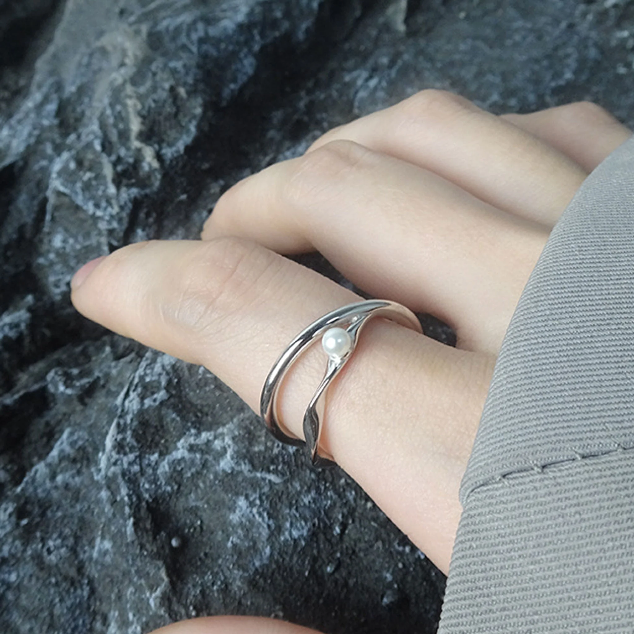Two-Tone Pearl Ring - Image 7